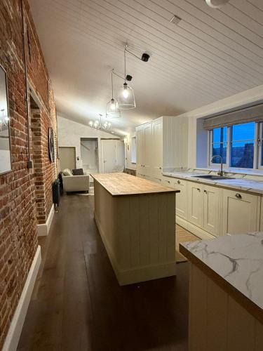 Rose Cottage, Luxury cottage, sleeps 16 in Weasenham