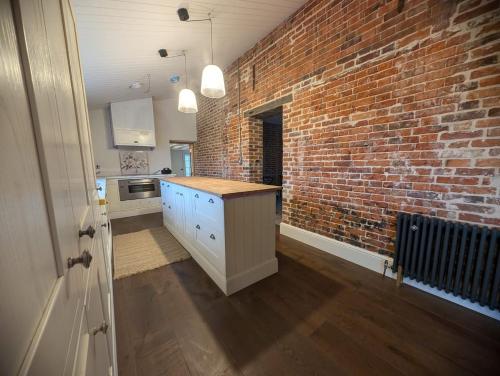 Rose Cottage, Luxury cottage, sleeps 16 in Weasenham