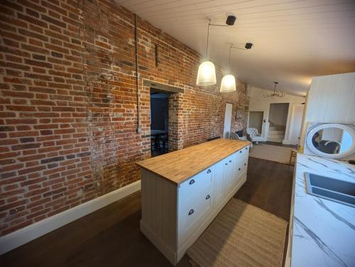 Rose Cottage, Luxury cottage, sleeps 16 in Weasenham