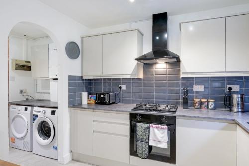 Spacious 4-Bedroom, 2-Bathroom Home in Bywood gîte à louer Crowthorne