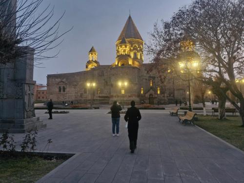 Ejmiatsin To Zvartnots Airport in Vagharshapat