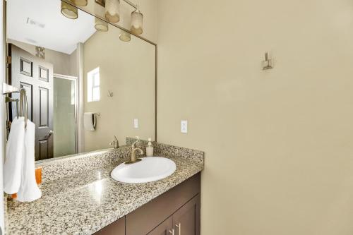 Relax & Enjoy In Our Luxury Townhome Getaway C, McAllen (zdjęcie 10)