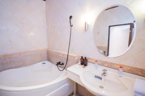 room detail thumbnail 2