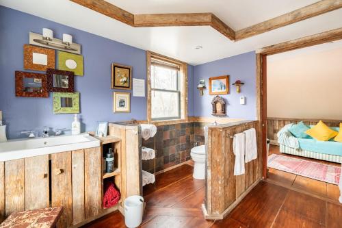 Luxurious sky loft with giant soaker tub steam room views - image 12