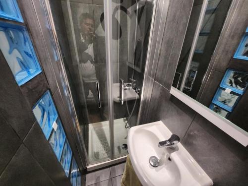 Confortable studio, jolie terrasse a 350 m de Paris in Gentilly