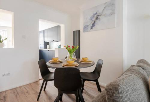 Modern 2 Bed House in Rainham, Kent - Central Location - Bredhurst