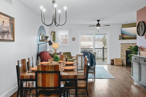 NEW Primrose House 3BR Townhome Downtown Beaches Wineries in Traverse City, USA