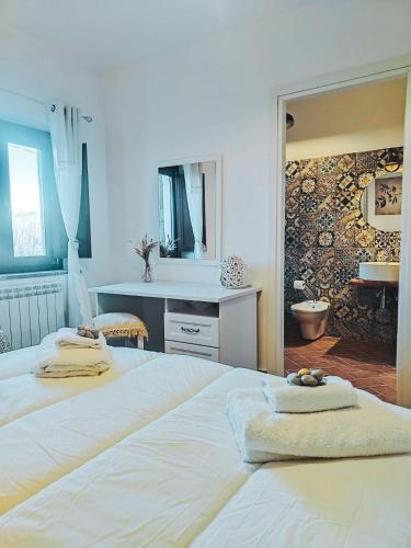 1 queen bed, 2 twin beds
