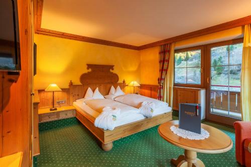1 queen bed, 2 sofa beds