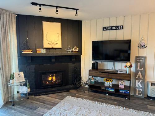 Newly Updated Modern, Spacious, and Cozy Condo- Right on the Lake! in Lake Geneva, USA