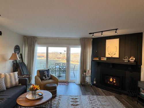 Newly Updated Modern, Spacious, and Cozy Condo- Right on the Lake! detail