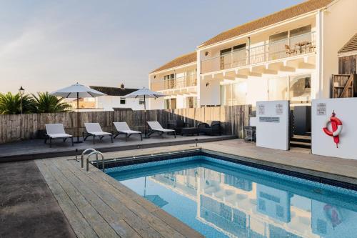 สระว่ายน้ำ, Woolacombe Beach Retreat Apartments in วูลาคอมบ์