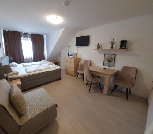 Studio, Twin Beds (2-3 Adults)  image 10