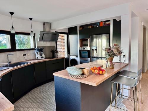 Konyha, 1h10 de Paris, maison de campagne avec piscine chauffée et Jacuzzi (1h10 de Paris, maison de campagne avec piscine chauffee et Jacuzzi) in Saint Denis Le Ferment