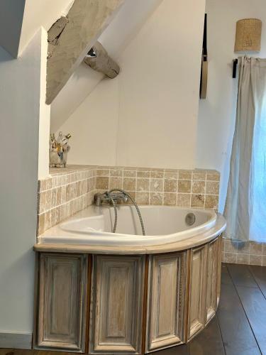 Fürdőszoba, 1h10 de Paris, maison de campagne avec piscine chauffée et Jacuzzi (1h10 de Paris, maison de campagne avec piscine chauffee et Jacuzzi) in Saint Denis Le Ferment