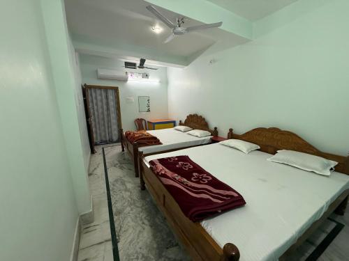 1 double bed, 1 twin bed