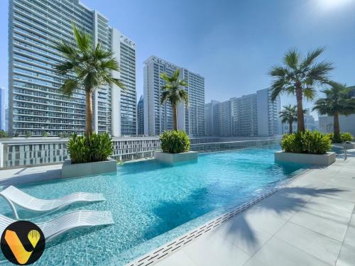 Vogue Vacation Homes, Downtown The Sterling by Omniyat, near Burj Khalifa and Dubai Mall, Studio Apartment with Balcony and Access to all Amenities, Dubaï