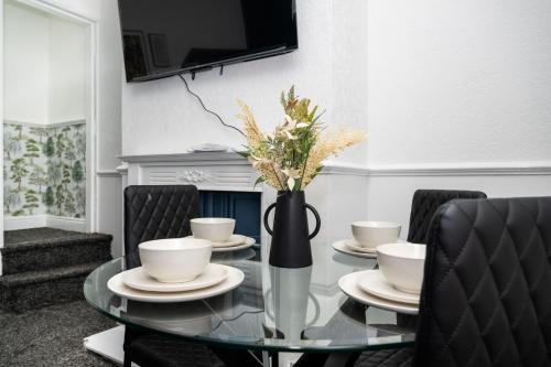 Superior 4-Bedroom Home ideal for families, Contractors and Relocations in Tunstall