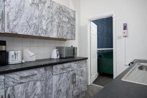 Superior 4-Bedroom Home ideal for families, Contractors and Relocations in Tunstall