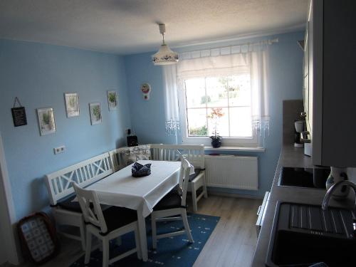 virtuve, Ferienwohnung Bienwald mit Pool fur 4 - 6 Personen mit 3 Schlafzimmern in Teuchern