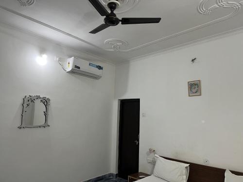 Double Room with Private Bathroom image 9