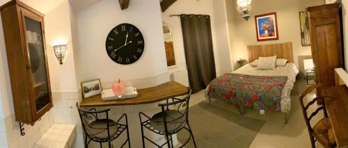 1 queen bed, 1 twin bed