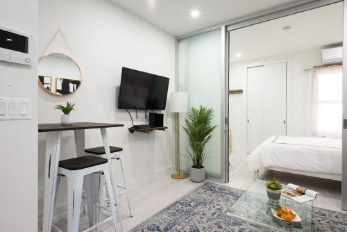 78-3B New Junior 1 BR Prime UES WD in unit, New York (photo 3)