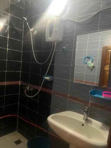 Zeus Room Dkr in Gueule Tapee-Fass-Colobane