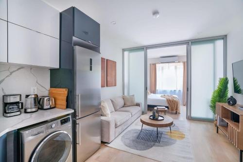 78-3C Newly renovated 1BR WD Walk 2 Central Park, New York (photo 3)