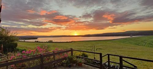 Ümbrus, Kielder Cottage overlooking Kielder reservoir in Falstone