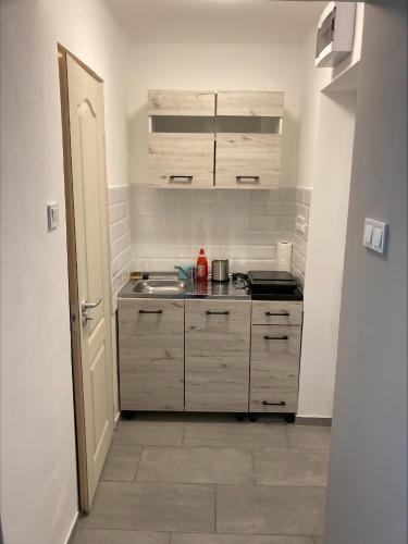 Bartók 19 Apartman (Bartok 19 Apartman) in ฮาร์คานี่