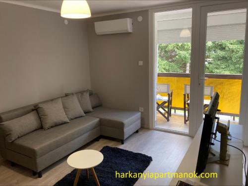 Bartók 19 Apartman (Bartok 19 Apartman) in ฮาร์คานี่