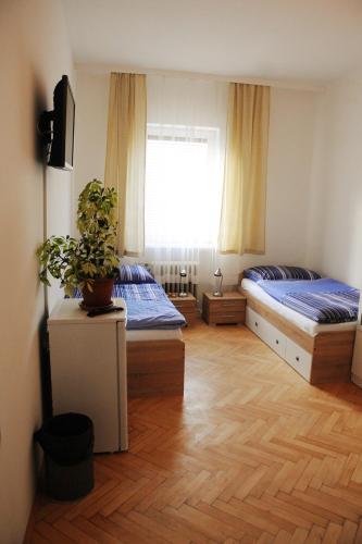 room detail thumbnail 1