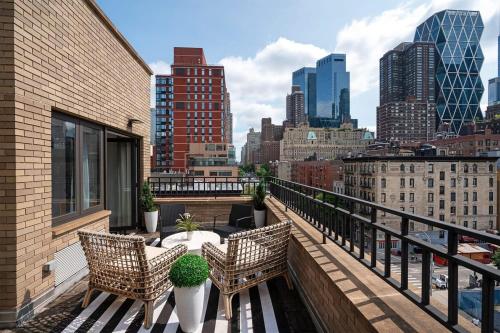 809-6A New 2BR Duplex With a Private Patio, New York (Foto 3)
