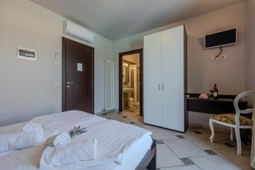 Double Room image 3