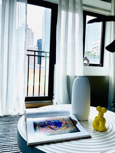 809-6A New 2BR Duplex With a Private Patio, New York (Foto 8)