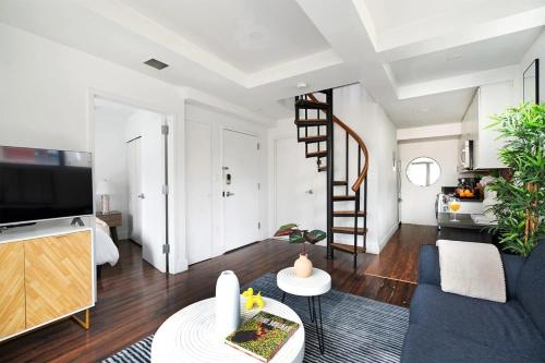 809-6A New 2BR Duplex With a Private Patio, New York (Foto 9)
