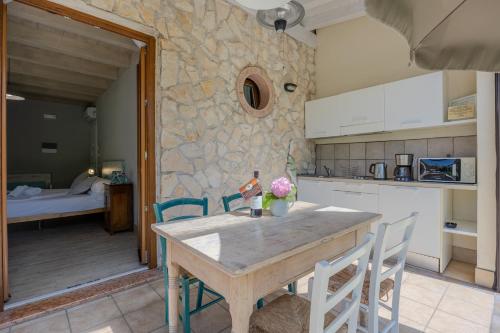 Quadruple Room with External Kitchenette and Pool view image 1