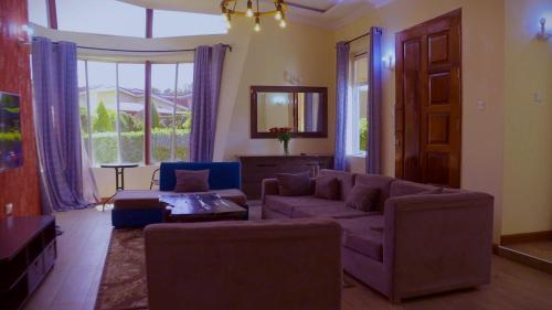 Shared lounge/TV area, La Casa Savanna in Naivasha