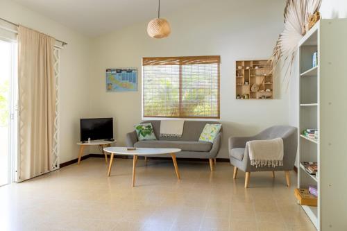 Villa Dushi Arembos, 6 persons, private pool, comfortable car, tropical garden in Tera Kora