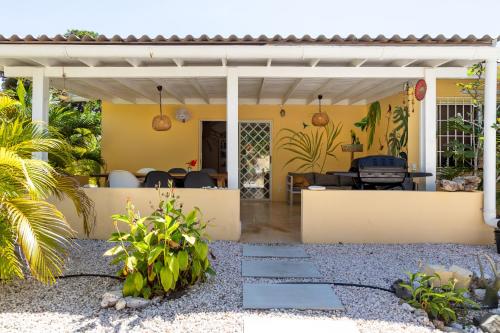 Villa Dushi Arembos, 6 persons, private pool, comfortable car, tropical garden in Tera Kora