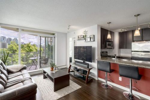Rogers Arena Condo with Pool Jacuzzi & Sauna in Vancouver, Canada