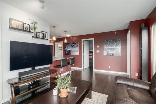 Rogers Arena Condo with Pool Jacuzzi & Sauna in Vancouver, Canada
