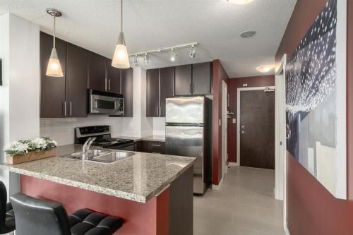Rogers Arena Condo with Pool Jacuzzi & Sauna in Vancouver, Canada