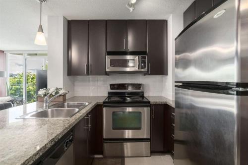 Rogers Arena Condo with Pool Jacuzzi & Sauna in Vancouver, Canada
