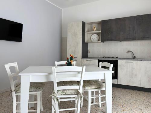 Nausicaa Beach and Town in 阿格羅波利