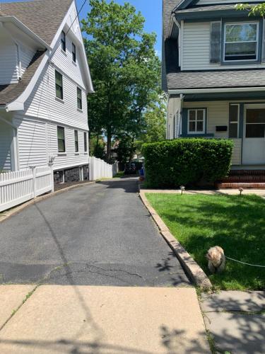 Lovely 1 BD downtown 2F apt in quite neighborhood in มอนต์แคลร์