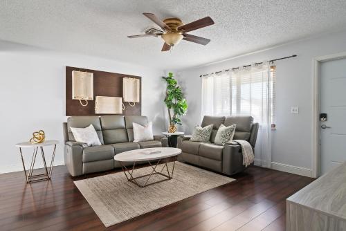 Tropical Spa Escape Pool Spa Sauna 4Bdrm 8 Min Bch in Boynton Beach, USA