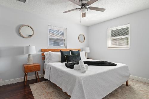 Tropical Spa Escape Pool Spa Sauna 4Bdrm 8 Min Bch in Boynton Beach, USA
