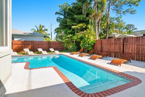 Tropical Spa Escape Pool Spa Sauna 4Bdrm 8 Min Bch in Boynton Beach, USA